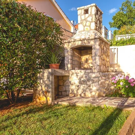 Apartments And Rooms With Wifi Njivice, Krk - 5362