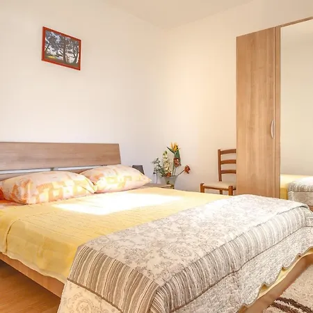 Apartments And Rooms With Wifi Njivice, Krk - 5362