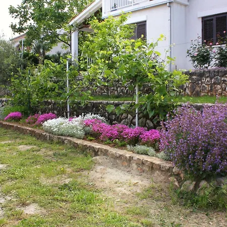 Apartments And Rooms With Wifi Njivice, Krk - 5362 Njivice