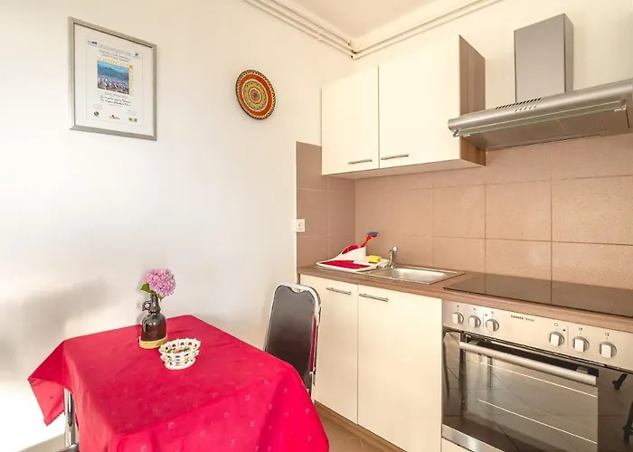 Apartments And Rooms With Wifi Njivice, Krk - 5362