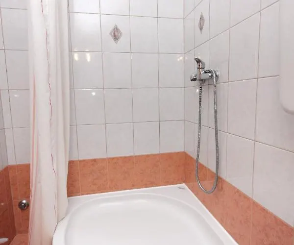 Apartments And Rooms With Wifi Njivice, Krk - 5362 Gostinjska kuća Njivice