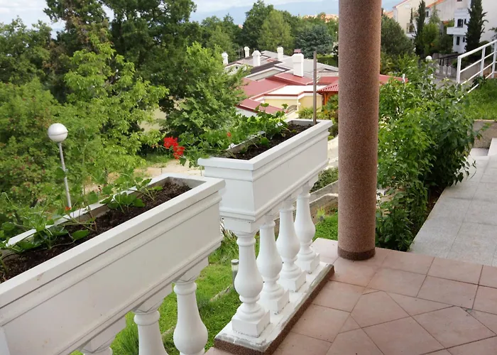 Apartments And Rooms With Wifi Njivice, Krk - 5362 Gostinjska kuća 3*